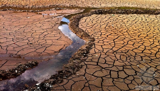 [分享]印度3.3亿人受干旱影响 农民破坏堤坝挽救农作物