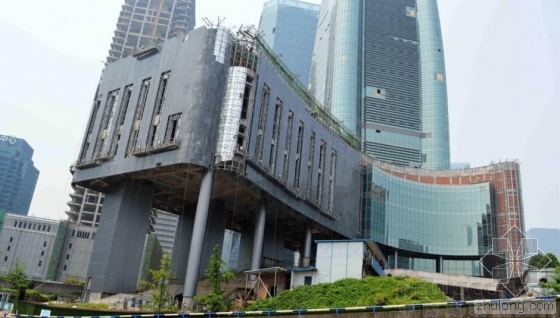 方正造型商务办公资料下载-重庆现“假肢楼”支撑柱子造型走极端