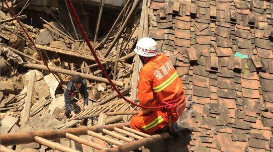 福建仙游一民房突然坍塌 一人受困-救援现场