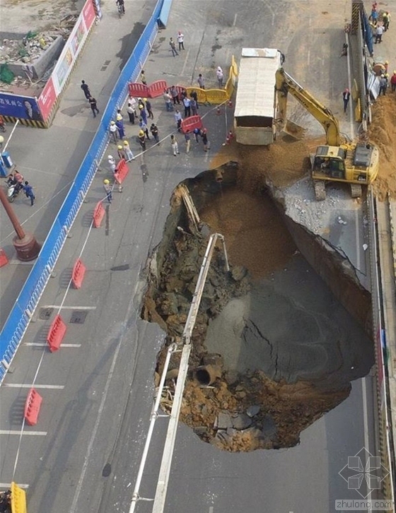 南昌基坑降水资料下载-南昌地铁2号线八一广场站路面塌陷 未造成人员伤亡