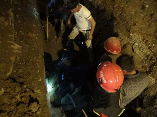 下水管道su资料下载-新疆昌吉下水管道施工现场土方塌方，2人被困