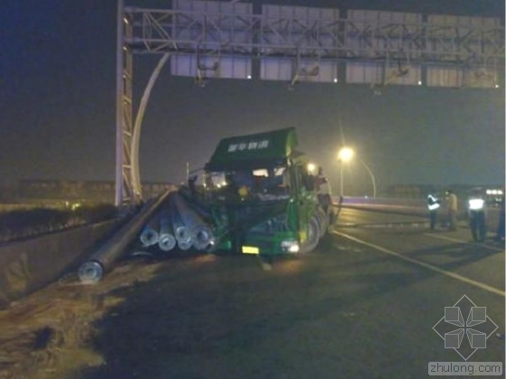 上海市公安局刑侦大楼资料下载-曝上海一高架桥被货车压断 桥面倾斜