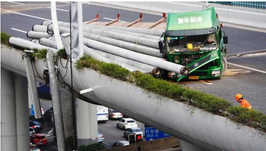 高架快速通道工程监理大纲资料下载-上海中环高架桥因货车侧翻开裂脱位