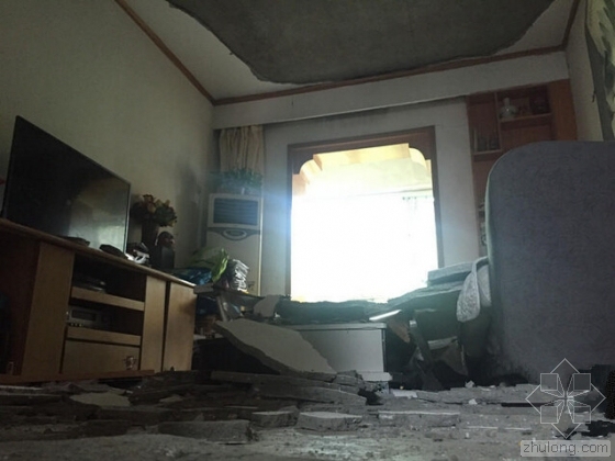 西安市总体资料下载-西安市民家中客厅天花板整体脱落 邻居以为发生爆炸