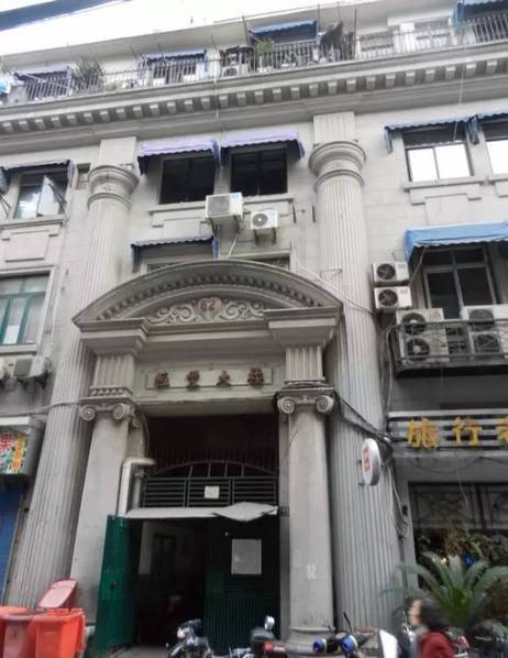 60平米阁楼户型平面图资料下载-逆天改造 上海14平方老房子巧妙布置容下全家！