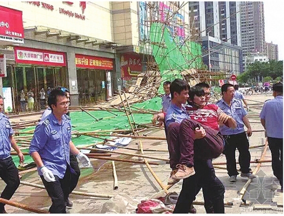 脚手架搭建施工资料下载-施工脚手架倒塌 城管“该出手时就出手”获赞