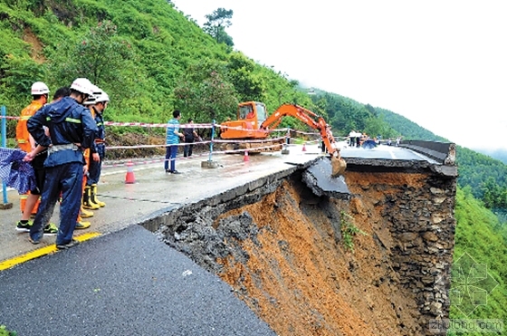 边坡塌方修复施工方案资料下载-广东乳源遭暴雨国道塌方 一村民坠崖受伤