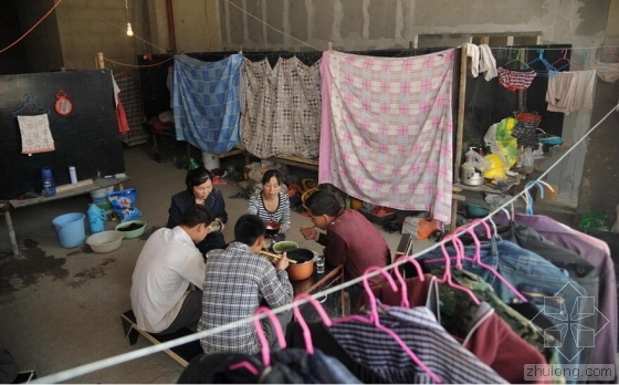 山西工程项目管理资料下载-进城农民工的居所 男女混住仅用布帘隔开