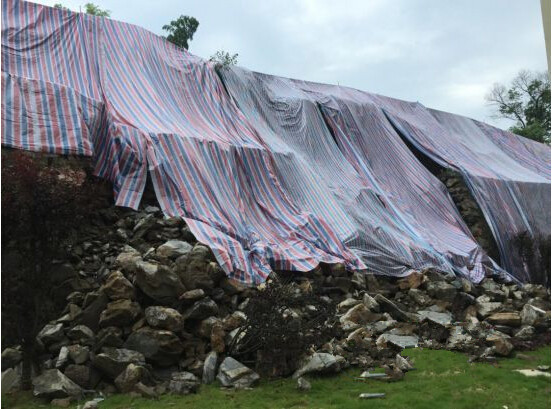 石头挡土墙施工方案资料下载-江西小区6米高挡土墙倒塌 居民住得不安心