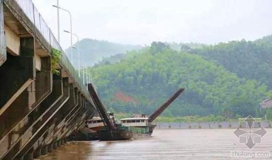 水电站大坝安全资料下载-湖南桃江县3艘采砂舶受洪水冲击撞向水电站坝体 一艘仍处事故区