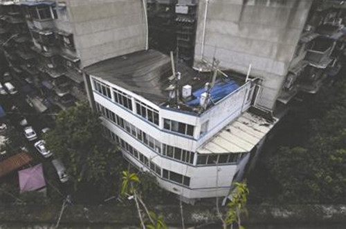 4层框架结构村政府办公楼资料下载-暴雨过后 成都一社区办公楼屋顶塌陷