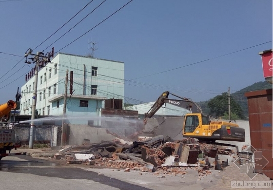 除尘及烟囱基础资料下载-宝鸡5处废旧建筑被拆除 60米烟囱8秒倒地