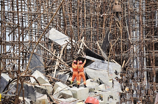 广东工地全套资料下载-广东一高速工地铁架垮塌 造成一死一伤