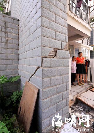 外墙开裂措施资料下载-名桂佳园小区一楼外墙开裂 物业：不是承重墙