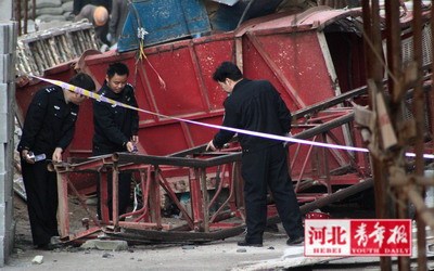 人字型一梯三户资料下载-升降梯从29层突然坠落致三死一伤