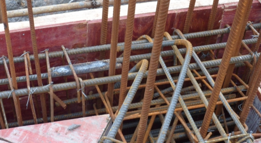 钢筋在十字交叉处搭接及底部钢筋搭接长度的问题