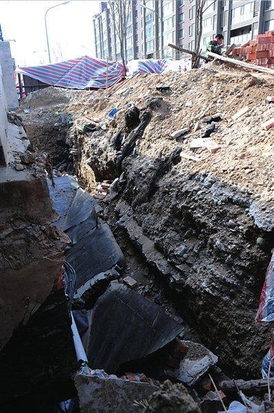 北京万科工地围墙倒塌4名工人被掩埋 事故致2死2伤-2.JPG