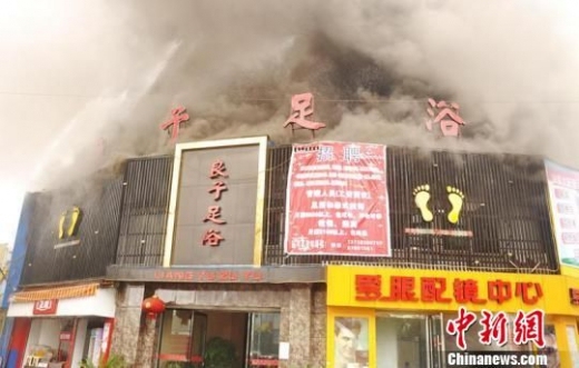 住宅临街商铺资料下载-浙江永嘉十余间临街商铺起火 2名店主逃逸