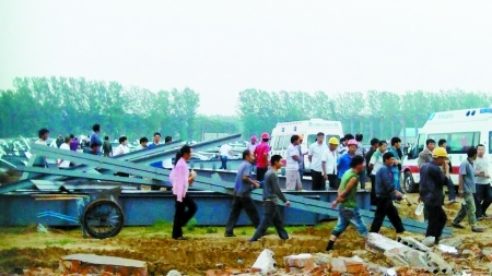 7米高厂房资料下载-郑州一玻璃厂在建厂房坍塌 已造成2人死亡