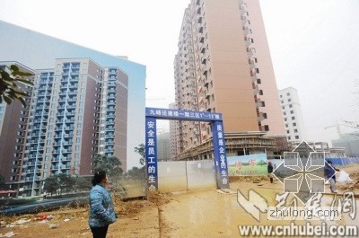 塔吊安全图解资料下载-武汉九峰乡一还建楼工地塔吊倒塌 3名工人受重伤