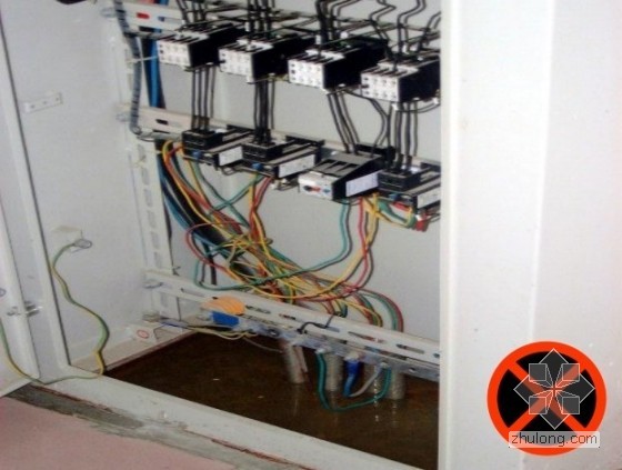 建筑电气技术交流专题--成套配电柜、控制柜（屏、台）和动力、照明配电箱（盘）安装-柜内接线不规则2013年2月24日.jpg