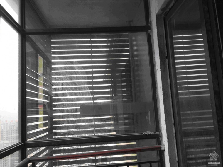 封闭阳台图片资料下载-建筑设计问题致空调板因封闭阳台固定玻璃空调机放不进去