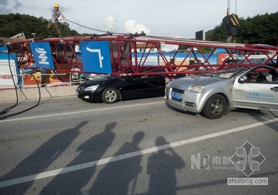东莞地铁工地塔吊侧翻 三车等红灯被砸烂-9.jpg