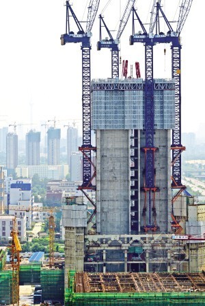 天津大型商业广场塔楼资料下载-天津117大厦主塔楼今日破百米 2015年封顶