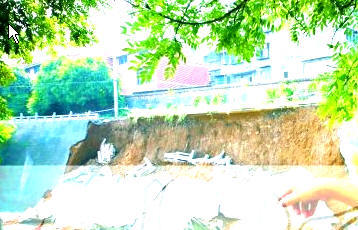 渠护坡施工图资料下载-洛阳中州渠护坡坍塌 影响附近居民日常生活