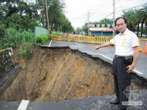 台湾桃园大溪茶厂资料下载-“潭美”过境 台湾一路面坍塌20米深坑洞