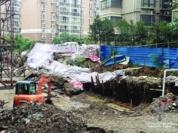 车库路面资料下载-南京一小区违规建地下车库坍塌现大坑