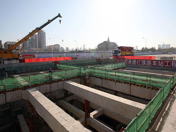 成都地铁27号线资料下载-天津地铁6号线红旗路站基坑完成开挖 近27米