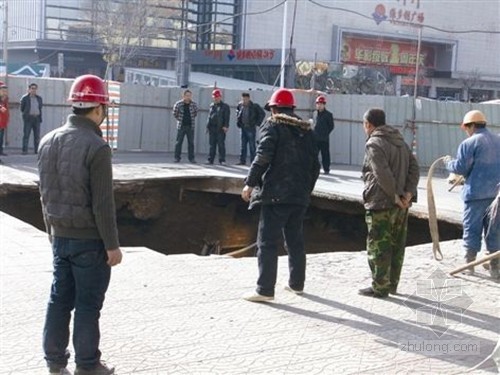 地下工程塌方资料下载-揭秘：赤峰在建地下通道路面塌方