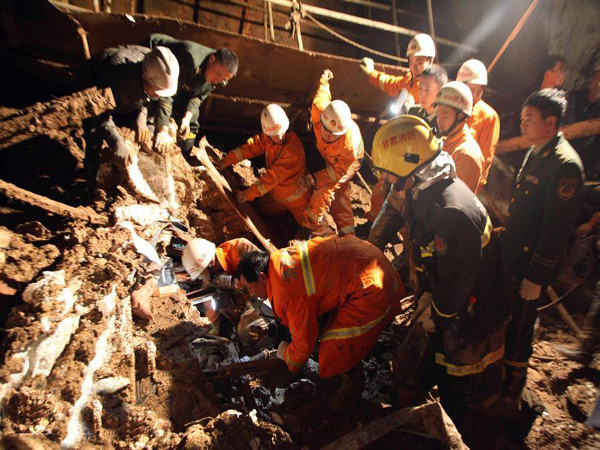 富宁新闻山体滑坡资料下载-兰渝铁路发生山体滑坡 造成10人死亡多人被埋