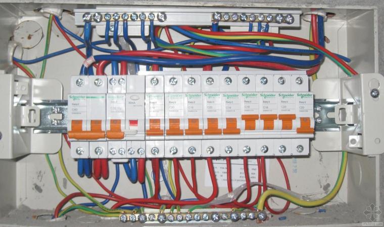 配电箱里面的资料下载-帮我看看配电箱里面的空开和线是否安装正确？