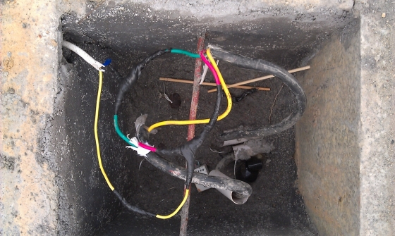 路灯接线井内,怎样接线才能使路灯正常发亮?