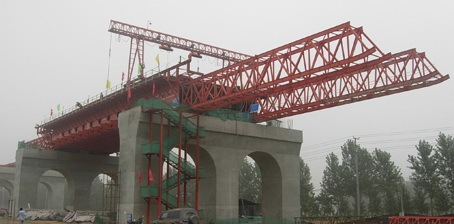 55米移动模架资料下载-下行式移动模架造桥机施工