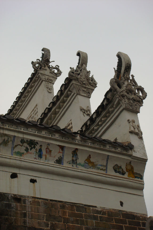 陆家新屋山墙墀头,檐下,窗额等分别雕龙堆凤,勘称精品.