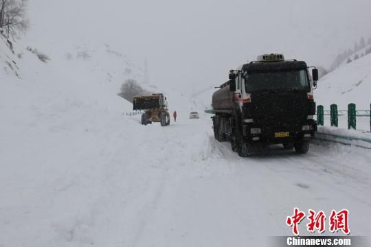 新疆高速施工图资料下载-新疆赛果高速遇暴雪 降雪厚度达70厘米