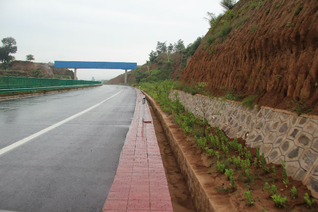 高速公路雨季资料下载-难得一见的高速公路雨季施工现场排查实图