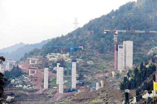 旅游公路建设案例资料下载-四川：重点交通工程叙古高速公路建设稳步推进（图）