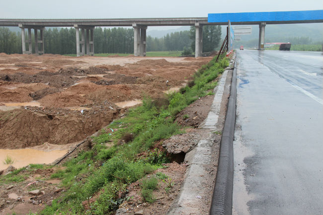 高速公路路基防护ppt资料下载-高速公路路基防护工程施工现场实录之三