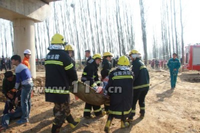 紧急救援中心建筑资料下载-宁西铁路二线工程桥梁坍塌 信阳消防紧急救援