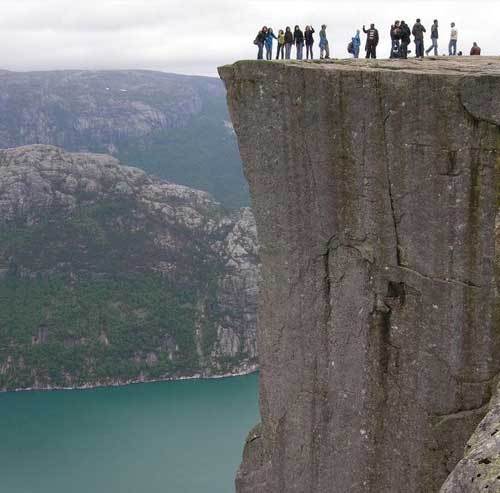 挪威登山中心资料下载-全球最惊心动魄的九个景点