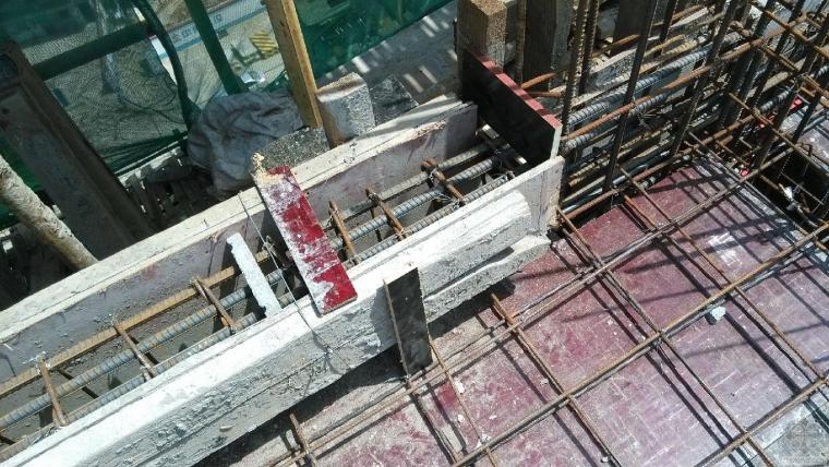 建筑结构蜂窝麻面处理资料下载-框剪结构中 阳台处上翻梁如何处理