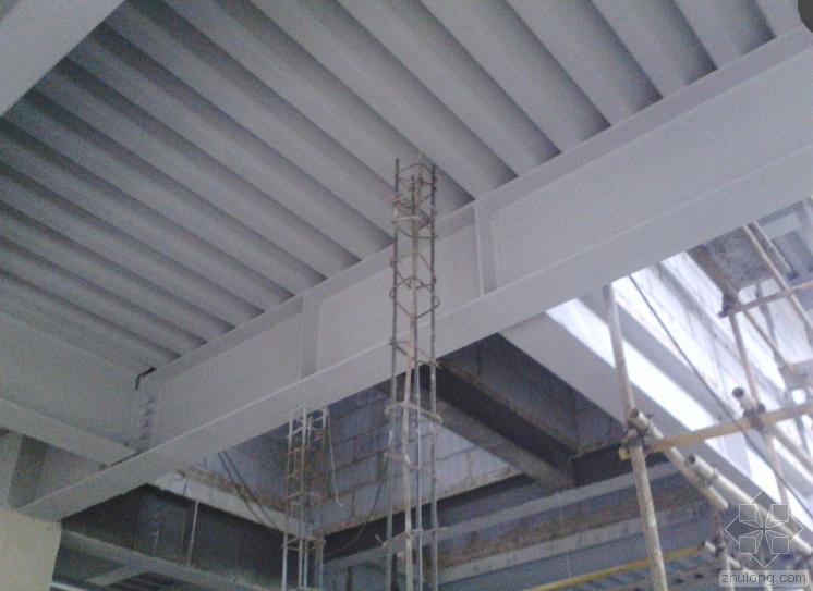 压型钢板楼面设计资料下载-钢化结构楼面，构造柱与压型钢板如何连接