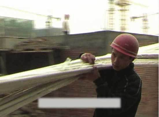 圣菲德波哥大医院资料下载-90后男孩做建筑工人养家，给父亲炖汤天天跑医院