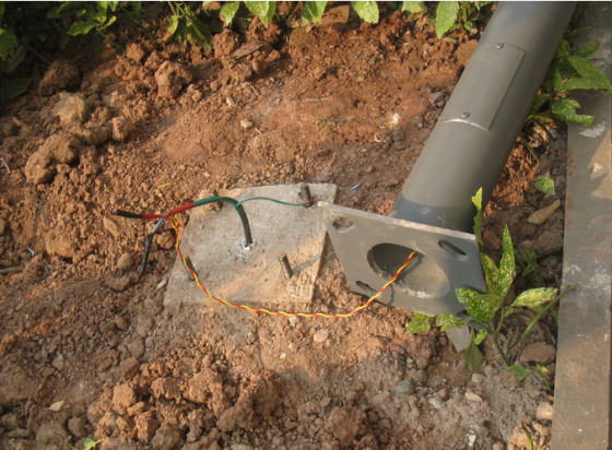 请问附图中的室外灯具接地的方式正确吗,为什么呢,请指教,谢谢!