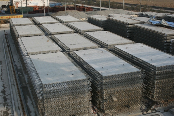 38 根据预制桥面板防裂性要求,需存放6个月.jpg