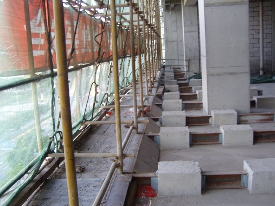 建筑安全协会标准化示范工地图片-第二部分脚手架-悬挑层钢梁及卸荷钢丝绳设置2.jpg